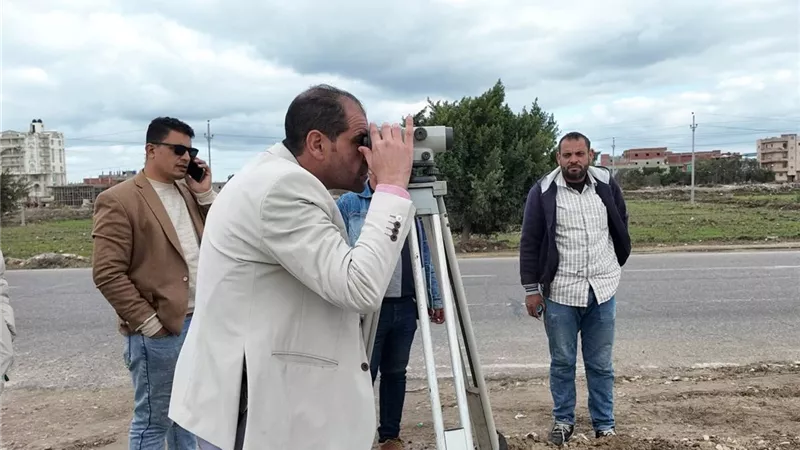 رئيس مدينة يتابع أعمال رفع كفاءة الجزيره الوسطى لمحور 30 يونيو 