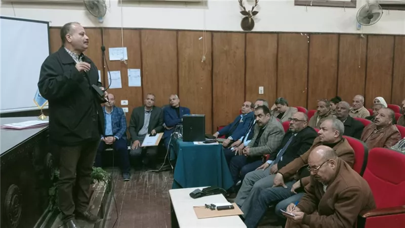 مدير تعليم أسيوط يلتقى رؤساء لجان الشهادة الإعدادية ويشدد على الانضباط
