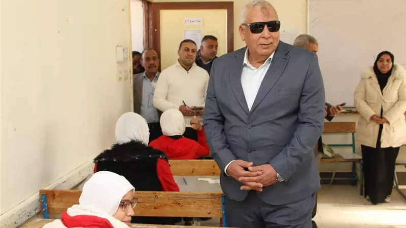 محافظ الوادي الجديد يتفقّد عددا من لجان امتحانات الشهادة الإعدادية