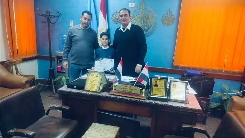 مدير «تعليم دسوق» يكرم طالبًا لفوزه بالمركز الأول بمسابقة نجوم المكتبة