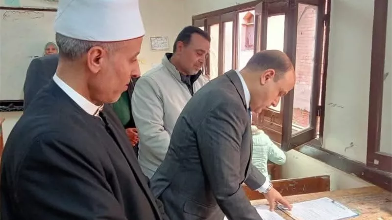 محافظ كفر الشيخ يتفقد امتحانات الشهادتين الابتدائية والإعدادية الأزهرية