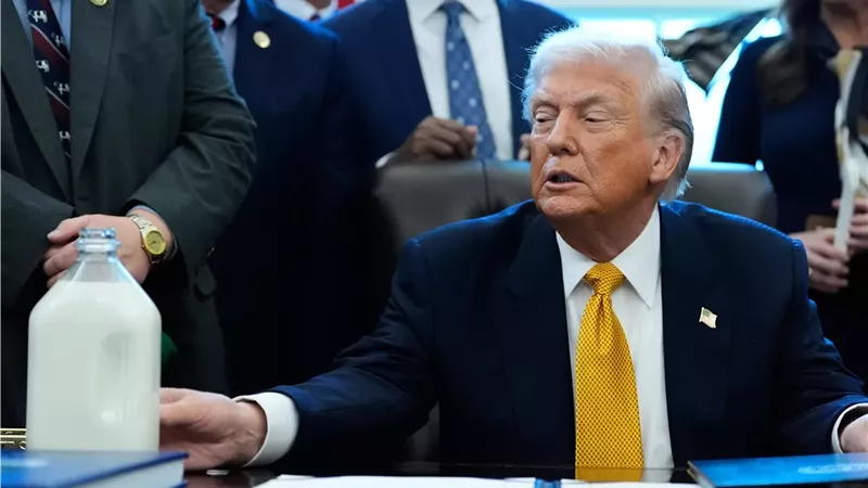 ترامب يسمح بإعادة الحليب كامل الدسم إلى المدارس