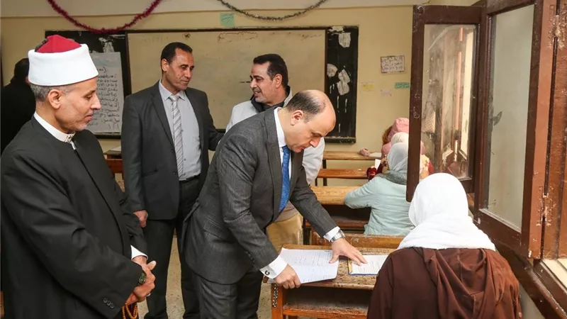محافظ كفر الشيخ يتفقد امتحانات الشهادة الإعدادية الأزهرية بمعهد الفتيات