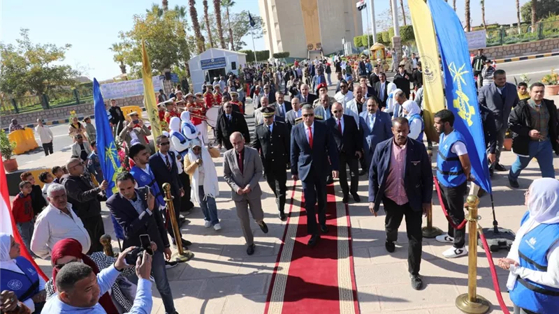 محافظ أسوان يوقد الشعلة أمام رمز الصداقة احتفالا بالعيد القومي