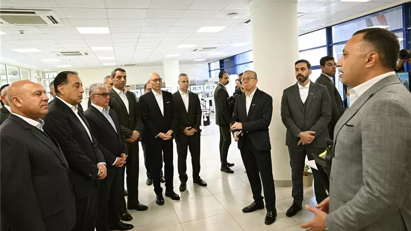 رئيس الوزراء يتفقد حاويات البحر الأحمر ويشيد بالتحول الرقمي والتشغيل الآلي
