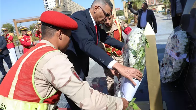 محافظ أسوان يضع إكليل الزهور على النصب التذكاري احتفالا بالعيد القومي 