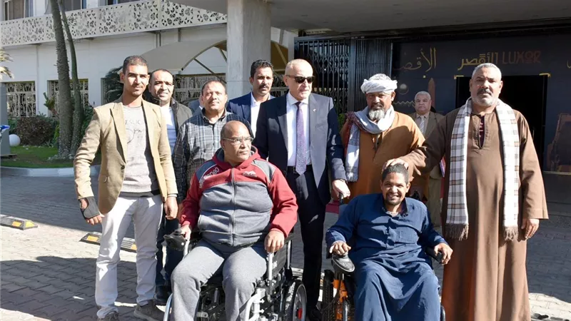محافظ الأقصر يسلّم كرسيين كهربائيين متحركين لمواطنين من ذوي الهمم