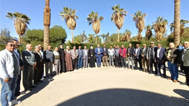 زيارة ود ومحبة.. وكيل «تعليم قنا» يهنئ الأقباط ويشيد بروح الإخاء الوطني