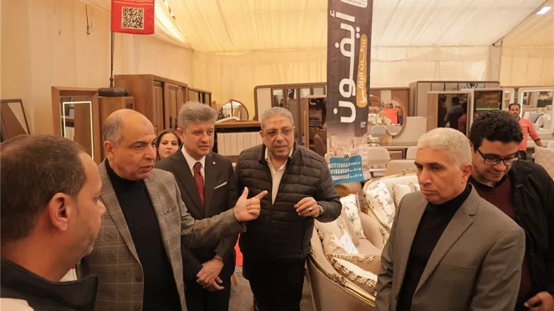 محافظ المنيا يفتتح معرض 