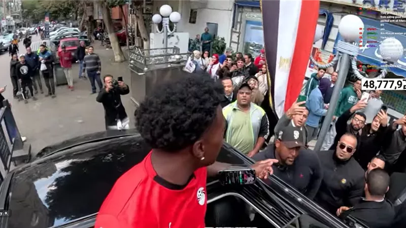 صانع محتوى أمريكي يتجول في شارع المعز بقميص منتخب مصر|فيديو وصور 