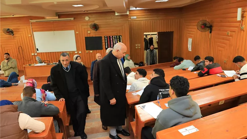  رئيس جامعة كفر الشيخ يتفقد الامتحان التجريبي لكلية التمريض