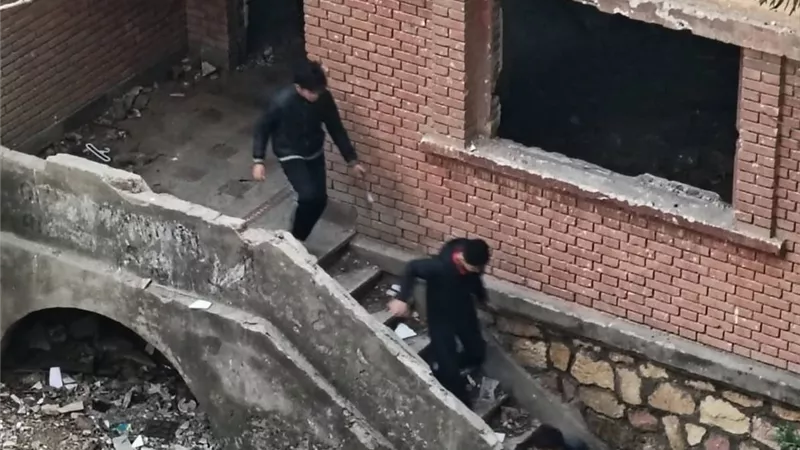 مأوى النباشين والشحاتين ..أهالي بورفؤاد يستغيثون من فيلا مهجورة |خاص