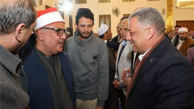 محافظ الإسماعيلية يفتتح مسجداً في احتفال 