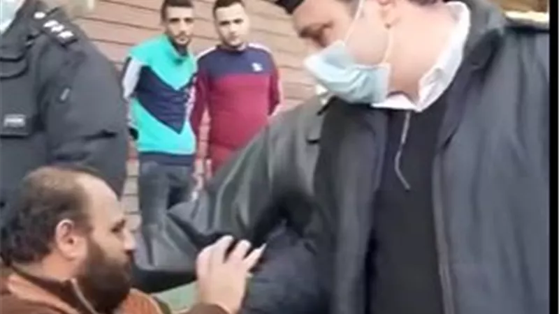 جبر الخاطر قبل القانون.. مشهد إنساني لرجال الأمن مع بائع بسيط|فيديو