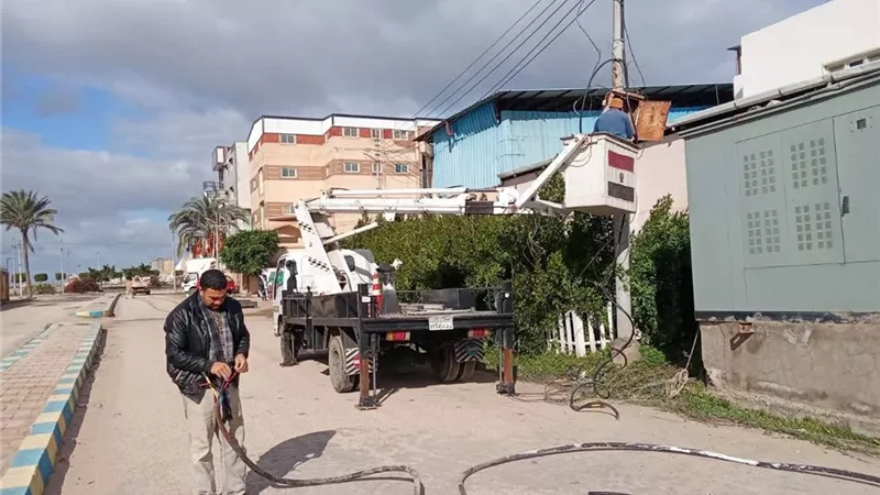 أبو كيلة يتابع تطوير شبكة الإنارة العامة بمدينة بلطيم