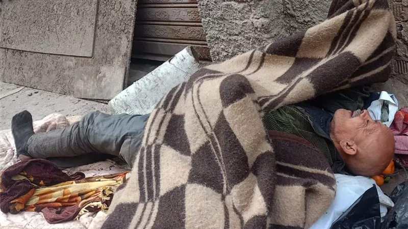 نائم بالشارع في عز البرد.. استغاثة مسنّ مريض بدمياط  فاقد النطق والحركة