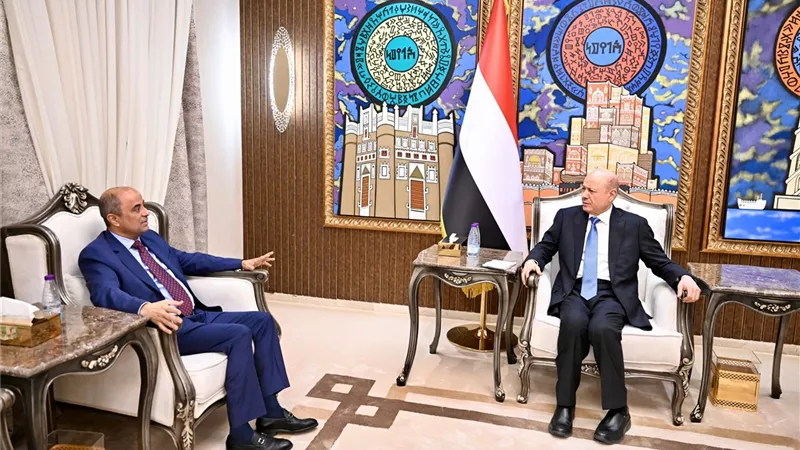 رئيس الوزراء اليمني سالم بن بريك يقدم استقالة حكومته لرئيس مجلس القيادة 