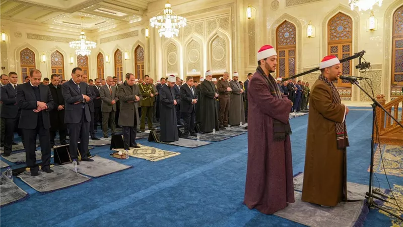 إيذانا بالافتتاح.. السيسي يؤدي صلاة الفجر بمسجد العزيز الحكيم في المقطم
