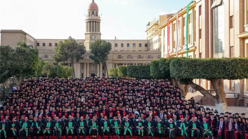 الطلاب الوافدون بطب قصر العيني الدفعة 194 يلتقطون الصورة التذكارية