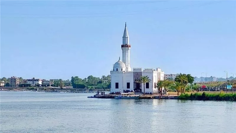 مسجد أبو مندور.. تحفة معمارية ومزار ديني على أرض مدينة رشيد في البحيرة