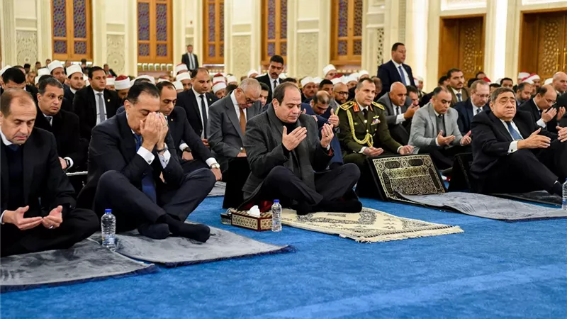 متحدث الرئاسة ينشر فيديو أداء الرئيس السيسي صلاة الفجر بمسجد العزيز الحكيم