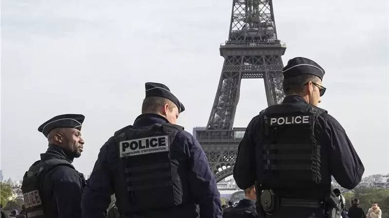 باريس تثير الغضب بمنع المياه في المراحيض والصلاة أثناء العمل