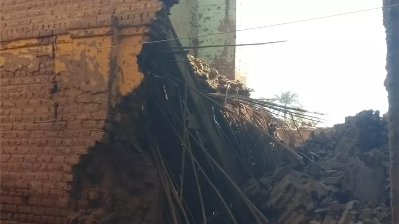 خلال عبورهم الطريق.. إصابة 3 أشخاص أثناء أعمال هدم منزل في قنا 