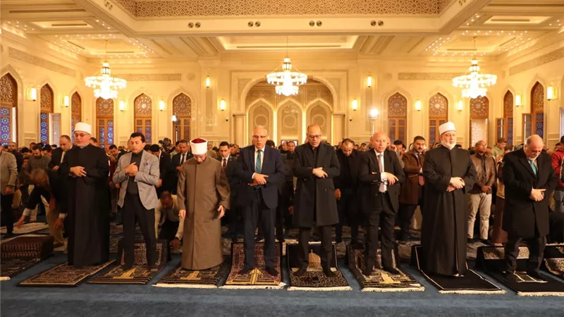 محافظ القاهرة يؤدي صلاة الجمعة بمسجد العزيز الحكيم بالمقطم