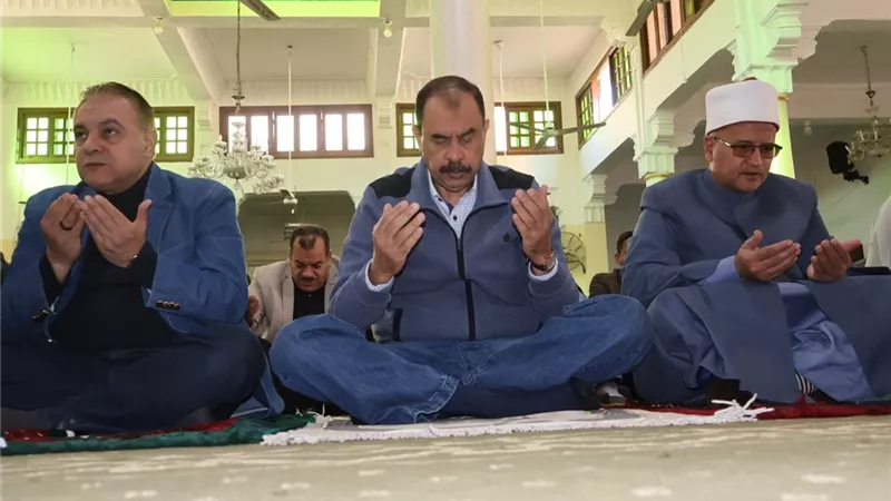 محافظ سوهاج يؤدي صلاة الجمعة بمسجد الشرطة ويستمع للمواطنين