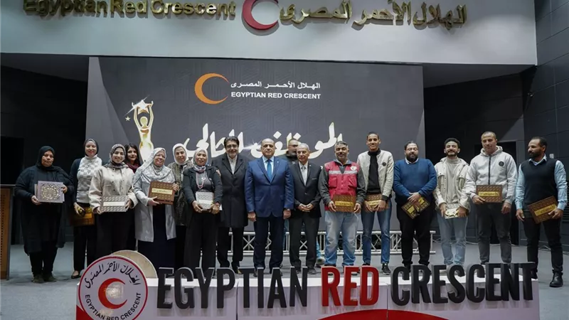 الهلال الأحمر المصري يحتفل بالموظفين المثاليين ويخلد ذكرى زملائه المميزين