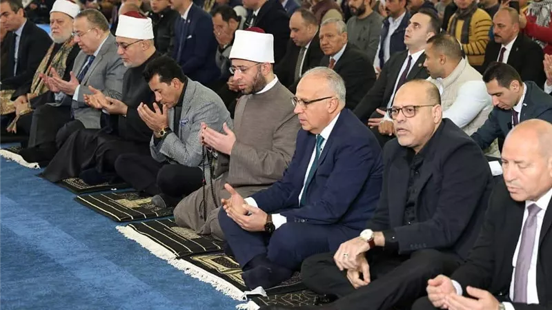 بعد افتتاحه.. وزير الأوقاف يؤدي صلاة الجمعة بمسجد العزيز الحكيم بالمقطم