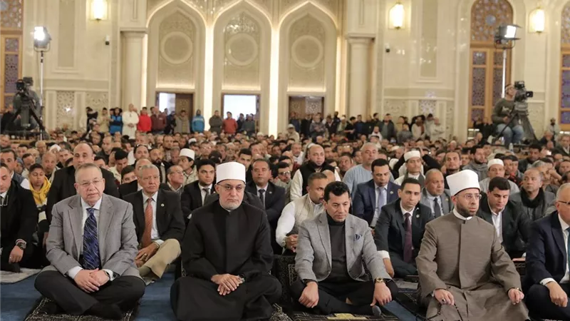 بعد افتتاحه رسميًا.. مفتي الجمهورية يؤدي صلاة الجمعة بمسجد العزيز الحكيم 