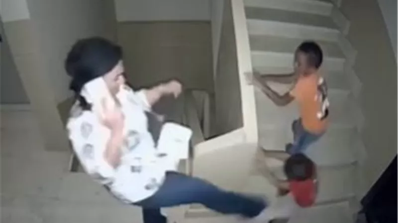 قلوب الأمهات ماتت.. سيدة تركل طفليها بوحشية بسبب «عايزين نشوف بابا»| فيديو