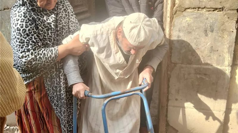 علاج شهري بـ5000 جنيه والمعاش 800 فقط.. محمد الحلة مأساة تمشي على قدمين