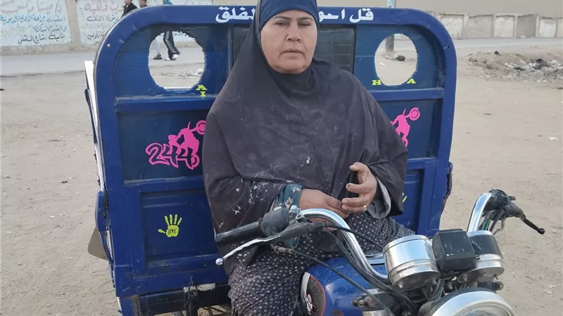 تعالج زوجها وتنفق على أبنائها.. قصة كفاح أم شعبان بحثا عن لقمة العيش 