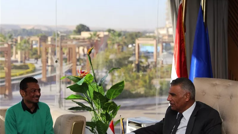 محافظ أسوان يكرم الفنان النوبي أحمد إسماعيل