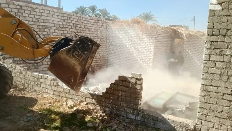تنفيذ 27 قرار إزالة في حملات مكبرة بالقرنة والبياضية وإسنا