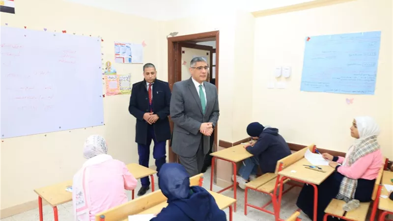 محافظ الجيزة يتفقد سير امتحانات الشهادة الإعدادية بمدارس حي الهرم