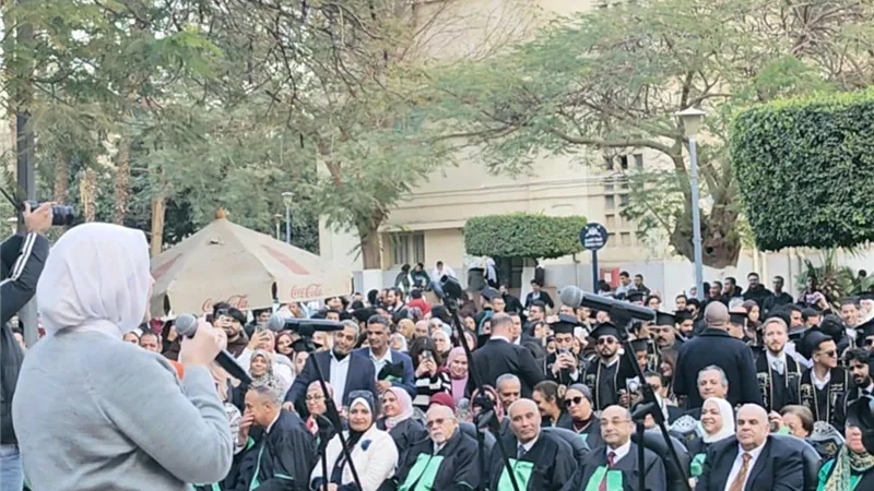 ساحة كلية طب قصر العيني تحتفي بطلابها بحفل موسيقي وفعاليات ترفيهية