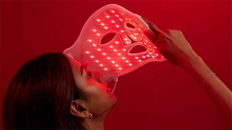 قناع LED الأحمر.. السر وراء شباب البشرة ومكافحة الشيخوخة 