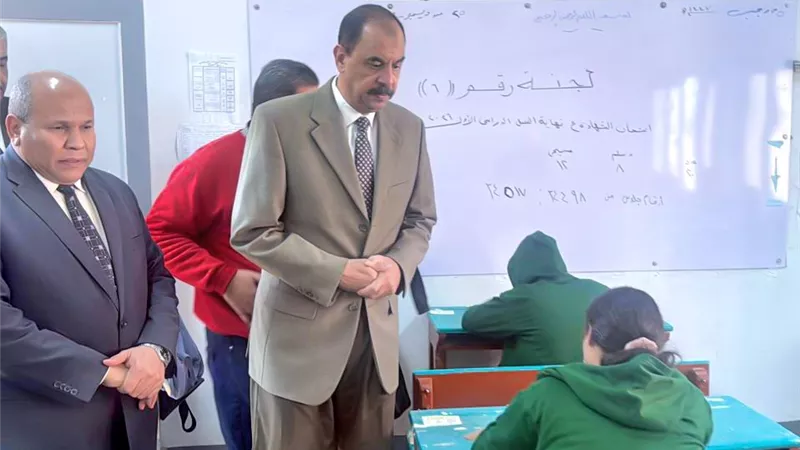 مع انطلاق الامتحانات.. محافظ سوهاج يتفقد لجان امتحانات الشهادة الإعدادية