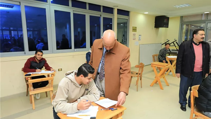 رئيس جامعة كفر الشيخ يتفقد أعمال الامتحانات الفصل الدراسي الأول