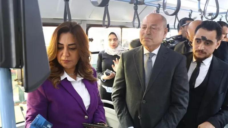وداعا للتذكرة الورقية.. «طوالي» تطبيق إلكتروني يحل أزمة الفكة بالنقل العام