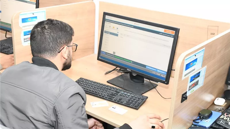 رئيس جامعة قناة السويس يتابع انتظام الاختبارات الإلكترونية بكلية الصيدلة