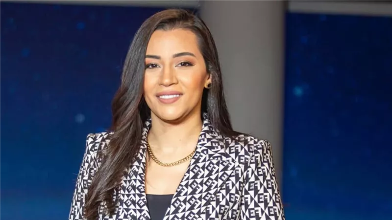 المخرجة بتول عرفة تصل الرياض لحضور حفل  Joy Awards 