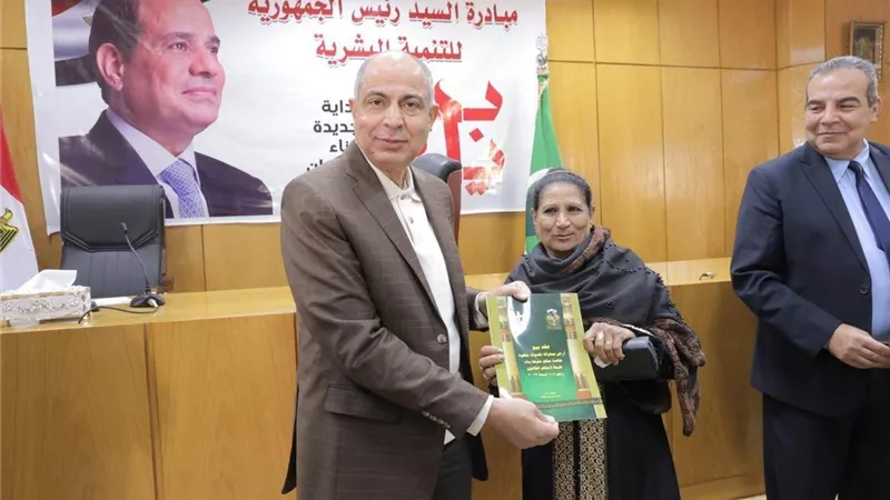 محافظ المنيا يستجيب لمطلب مواطنة بملوي ويوجه بتوصيل الكهرباء لمنزلها