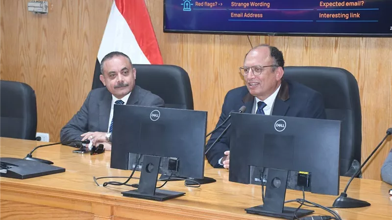 رئيس جامعة العاصمة يلتقي الإداريين ويؤكد: الجهاز الإداري ركيزة التميز 