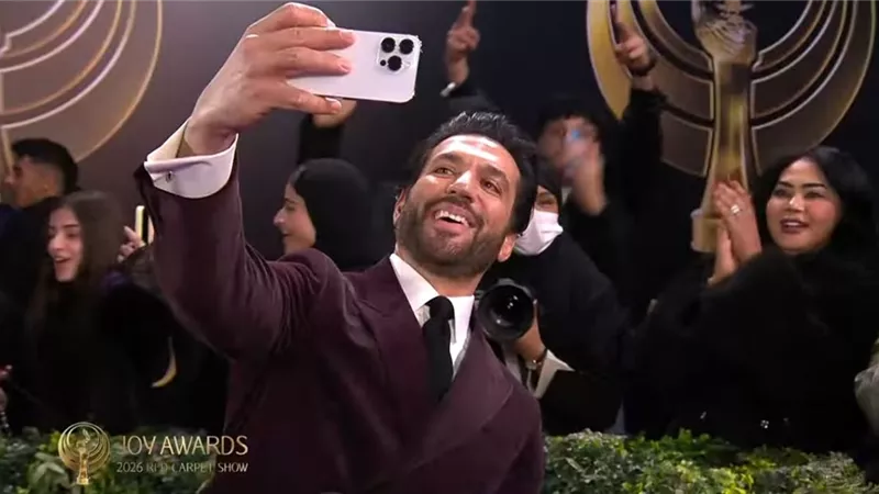 حسن الرداد يوقف لقاء على الهواء لالتقاط سيلفي مع الجمهور بحفل Joy Awards