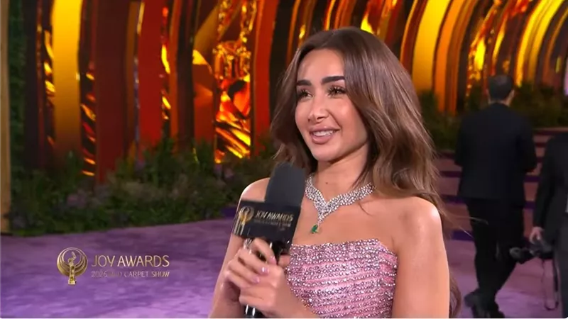 مذيعة تحرج هنا الزاهد: وريني الكعب بتاعك.. و«الفنانة» ترد: أنا مش قصيرة