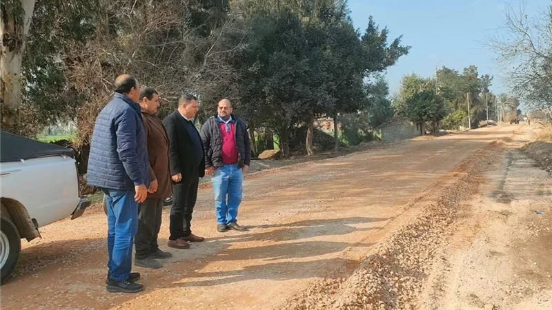 رئيس المدينة يتفقد أعمال إحلال وتجديد طريق جسر ترعة ساحل مرقص بالرحمانية